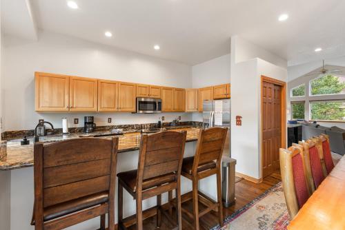 Cozy Alpine Fireside Haven near Majestic Slopes and Frisco Main Street Magic in Frisco, USA