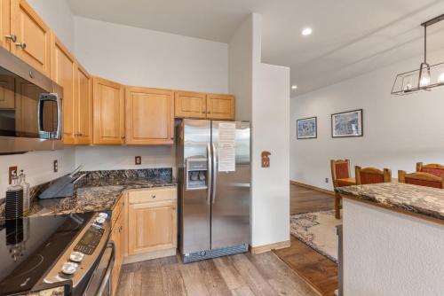Cozy Alpine Fireside Haven near Majestic Slopes and Frisco Main Street Magic in Frisco, USA