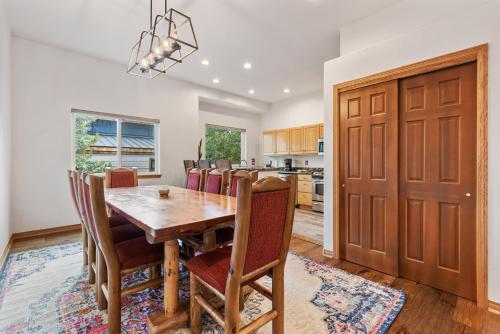 Cozy Alpine Fireside Haven near Majestic Slopes and Frisco Main Street Magic in Frisco, USA