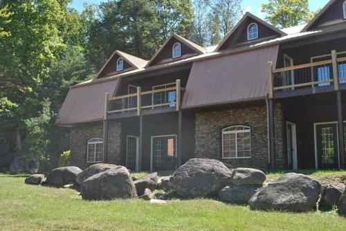 Newly Remodeled, Pool Table, Pool, Gym, Hiking! in Gatlinburg, USA