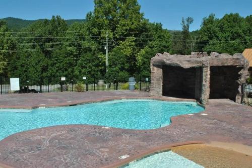 Newly Remodeled, Pool Table, Pool, Gym, Hiking! in Gatlinburg, USA