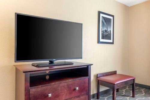 Best Western Plus Burleson Inn & Suites - image 3