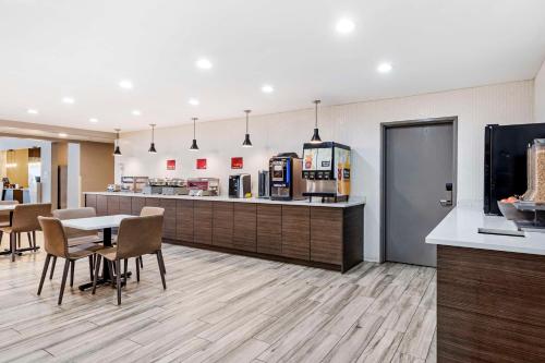 Best Western Plus Bourbonnais Hotel & Suites - image 6