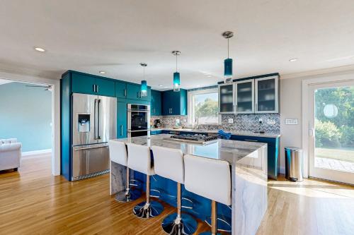 Beach Landing Lodge in Pocasset, USA