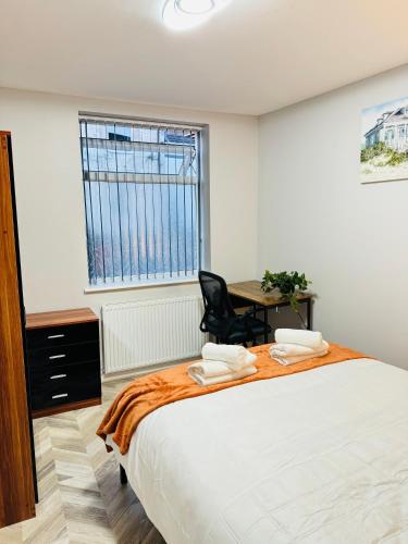 Ashton-U-Lyne Private Ensuite room near Station in Stalybridge