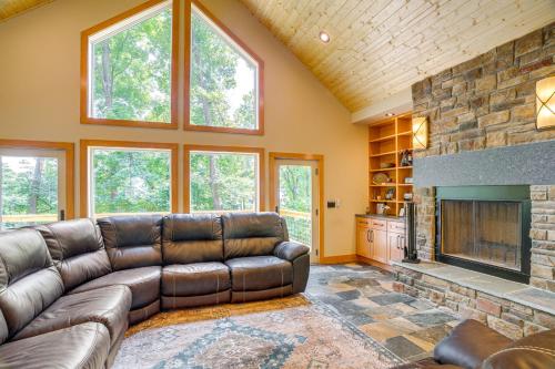Modern Nellysford Getaway with View Deck and Fire Pit in Nellysford, USA