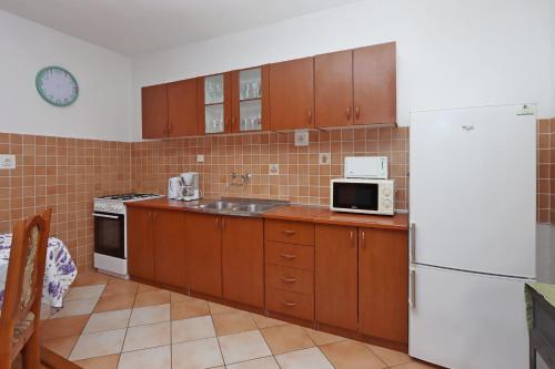 Two-Bedroom Apartment with Terrace and Sea View image 9