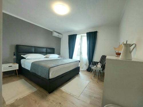 Apartments by the sea Makarska - 6717 - image 4