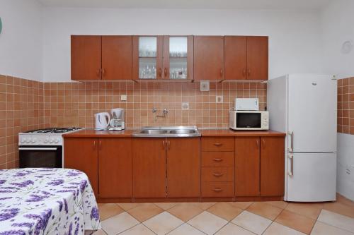 Two-Bedroom Apartment with Terrace and Sea View image 8