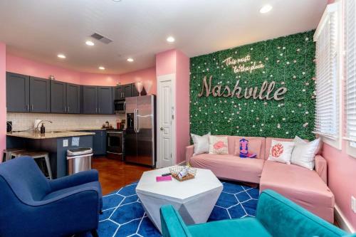 PinkBMe - 8 Min to Downtown, Free Parking in Nashville, USA