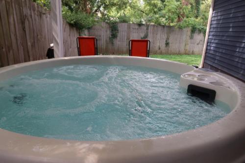 NEW Casa Azul - 2 king Beds Yard HOT TUB! in Nashville, USA