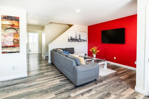 Modern 2 Level 5-Bedroom 3-Bathroom Close to Downtown LA in Los Angeles, USA