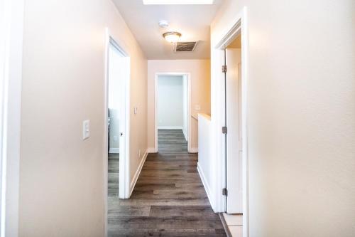 Modern 2 Level 5-Bedroom 3-Bathroom Close to Downtown LA detail