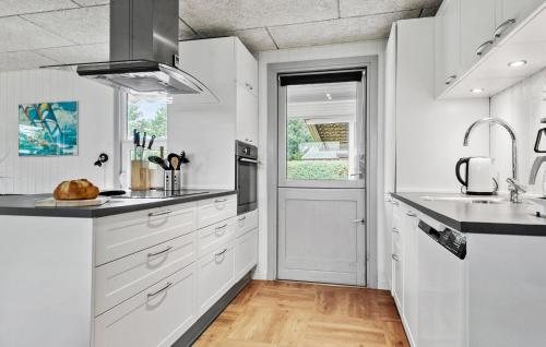virtuve, Lovely Home In Tarm With Sauna in Hemeta
