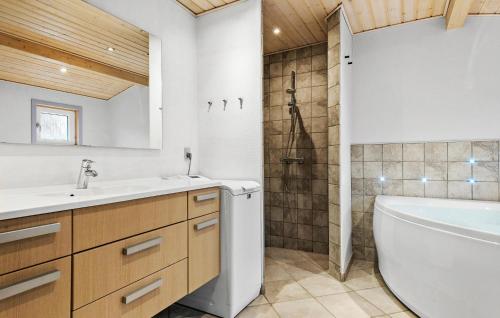 Vannas istaba, Lovely Home In Tarm With Sauna in Hemeta