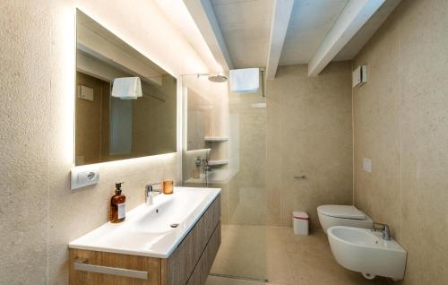 Four-Bedroom Holiday Home image 5