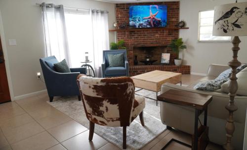 Cozy Stay Ocala, King Bed, Fenced yard, WIFI, Near Historic Downtown