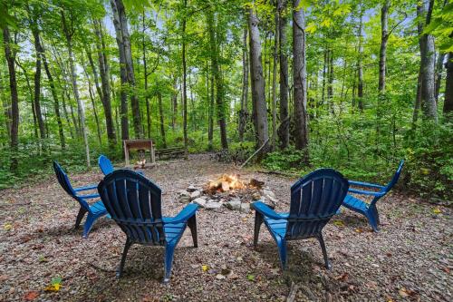 Boho Decor Quiet Huge Deck Hot Tub Fire Pit in South Bloomingville, USA