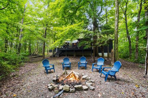 Boho Decor Quiet Huge Deck Hot Tub Fire Pit in South Bloomingville, USA