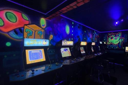 New Bensenville Home by OHare Airport with Indoor Pool, Sauna, and Arcade in Bensenville, USA