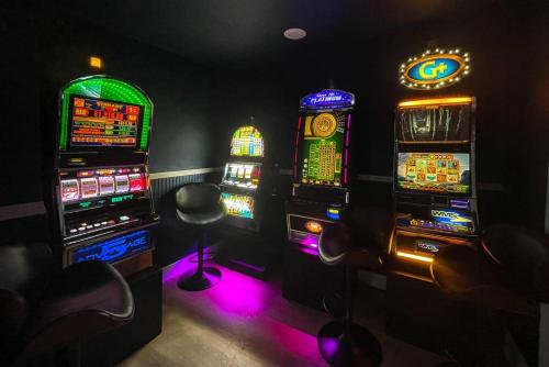 New Bensenville Home by OHare Airport with Indoor Pool, Sauna, and Arcade in Bensenville, USA