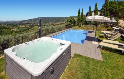 Басейн, Gorgeous Home In Castiglion Fiorentino in Кастільон Флорентіно