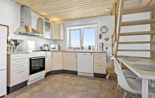 Konyha, Gorgeous Home In Øster Assels With Wifi in Sillerslev