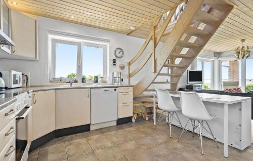 Konyha, Gorgeous Home In Øster Assels With Wifi in Sillerslev