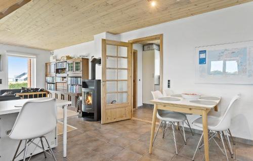 Konyha, Gorgeous Home In Øster Assels With Wifi in Sillerslev