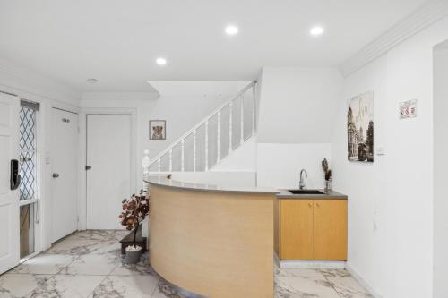 Quaint Double Room - Centrally Located at Glenfield - Shared Bathroom in جنوب سيدني الغربية