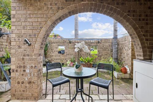 Quaint Double Room - Centrally Located at Glenfield - Shared Bathroom in جنوب سيدني الغربية