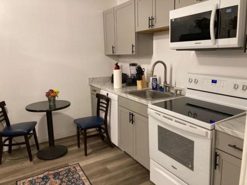 3 BR Guest House Get Away Ideal location in Memphis, USA