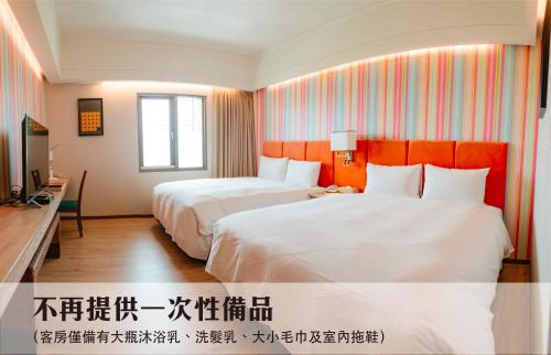 Deluxe Twin Room image 10
