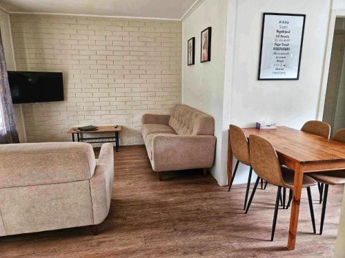 Two Bedroom Apartment - Queen and Two Single Beds