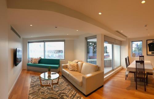 U Suites on Oriental Parade - image 3