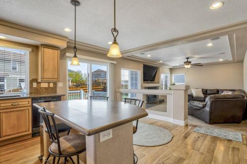 4BR Hot Tub Pool Table, Ping Pong, Foosball! in Peyton, USA
