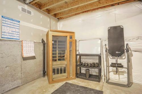 4BR Hot Tub Pool Table, Ping Pong, Foosball! in Peyton, USA