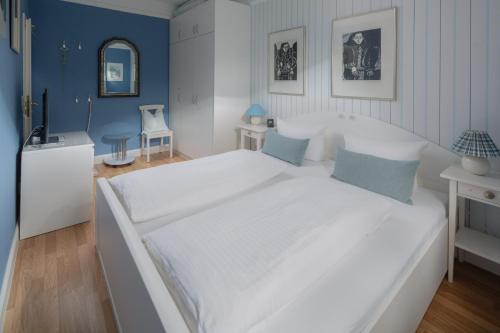 One-Bedroom Apartment image 3