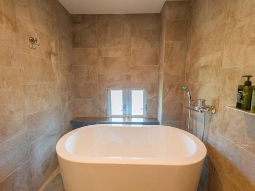 Bathroom, B&B Hotel Lulaliya in Kabira Bay