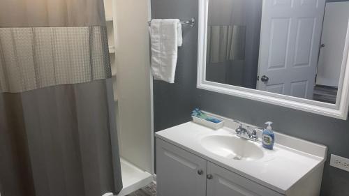 Cozy 3BR cabin with AC and Wi-Fi Fully Fenced