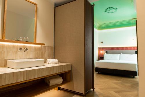 room detail thumbnail 2