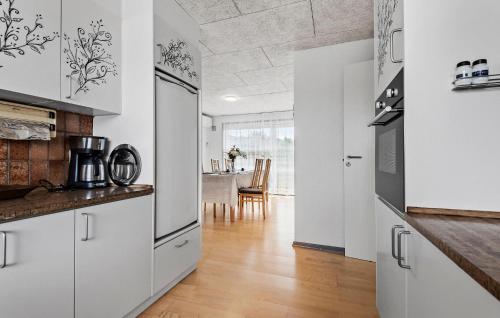 ห้องครัว, Stunning Home In Nørre Nebel With Wifi in นีมินเดกับ