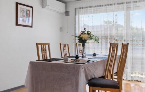 ห้องครัว, Stunning Home In Nørre Nebel With Wifi in นีมินเดกับ