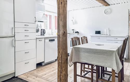 virtuve, 2 Bedroom Gorgeous Home In Hallaryd in Torsholma