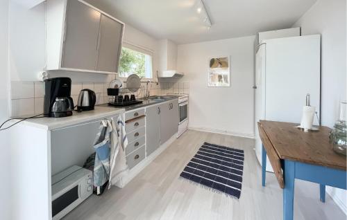 virtuve, 2 Bedroom Stunning Home In Ljungby in Bolmstad
