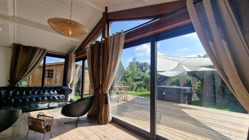 KÄBANE 81, Lodge avec spa au bord de l'eau gîte à louer Bouleuse