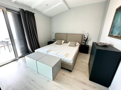 One-Bedroom Apartment with Balcony and Sea View image 10