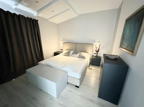 One-Bedroom Apartment with Balcony and Sea View image 9