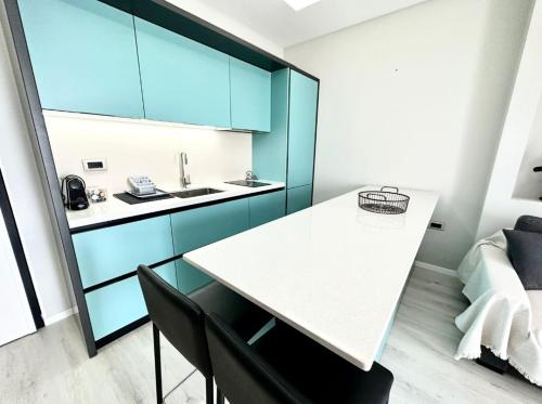One-Bedroom Apartment with Balcony and Sea View image 7