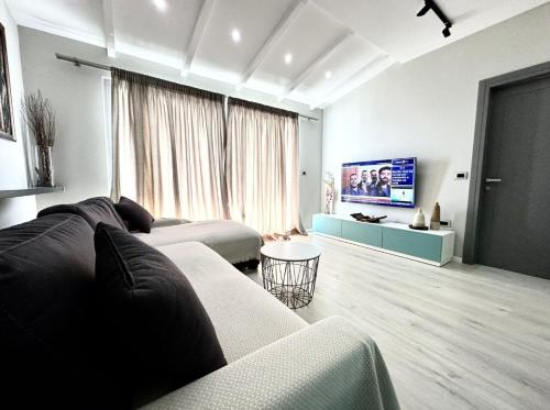One-Bedroom Apartment with Balcony and Sea View image 6